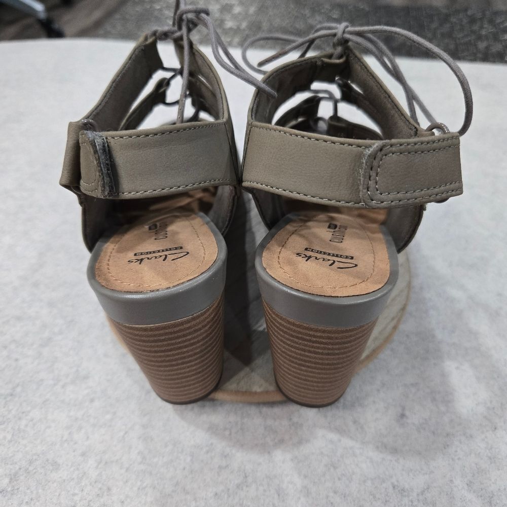 🐢 Clarks Banoy Waneta Lace up Heel Dress Sandal Size 9 Sage Nubuck - Picture 10 of 14